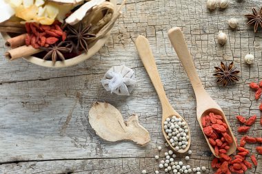 baharatlar ve otlar metal kâse. yemek ve mutfak malzemeleri.