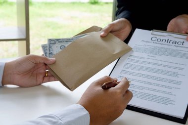 İş takım elbiseli adamı para gizler. Rüşvet Doları b şeklinde