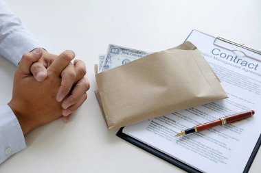 İş takım elbiseli adamı para gizler. Rüşvet Doları b şeklinde