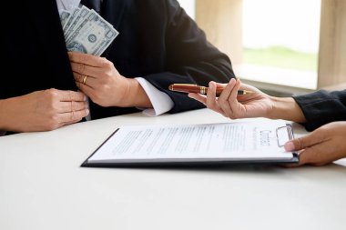İş takım elbiseli adamı para gizler. Rüşvet Doları b şeklinde