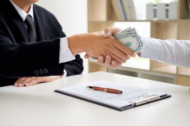 İş takım elbiseli adamı para gizler. Rüşvet Doları b şeklinde