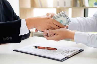 İş takım elbiseli adamı para gizler. Rüşvet Doları b şeklinde