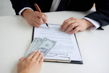 İş takım elbiseli adamı para gizler. Rüşvet Doları b şeklinde