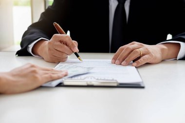 İş takım elbiseli adamı para gizler. Rüşvet Doları b şeklinde