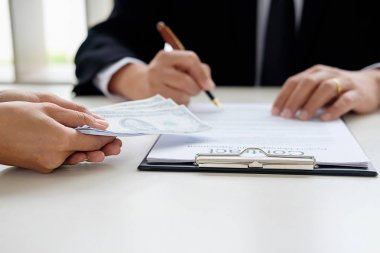 İş takım elbiseli adamı para gizler. Rüşvet Doları b şeklinde