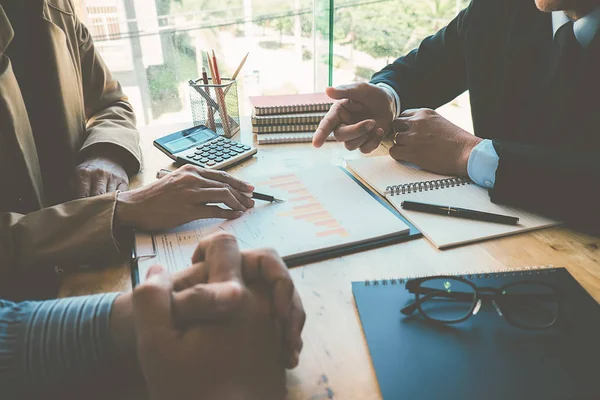 Geschäftskonzept. Geschäftsleute diskutieren die Charts und greifen zu — Stockfoto