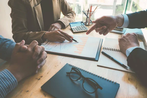 Business concept. Business people discussing the charts and grap — Stock Photo, Image