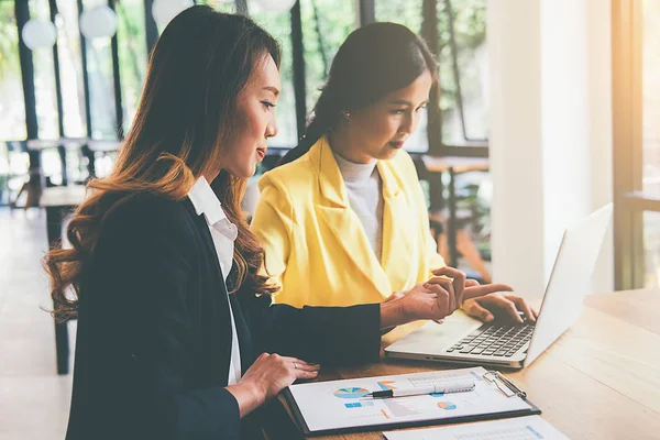 Business concept. Business people discussing the charts and grap — Stock Photo, Image