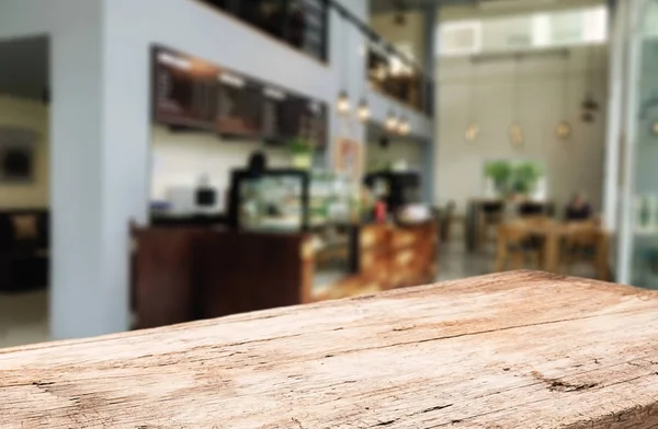 空の木製テーブル空間プラットフォームとぼやけコーヒー ショップ作業や製品の場所の背景を会議がモンタージュを表示 — ストック写真