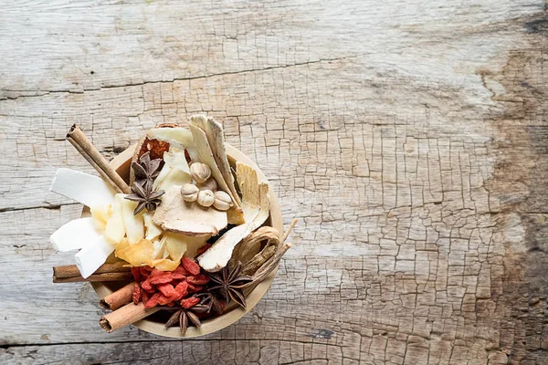 baharatlar ve otlar metal kâse. yemek ve mutfak malzemeleri.