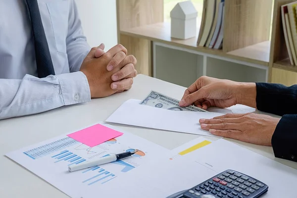 El hombre de negocios con traje esconde dinero. Un soborno en forma de dólar b — Foto de Stock