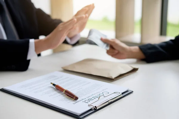 Mano dando dinero a otra mano. concepto anticorrupción — Foto de Stock