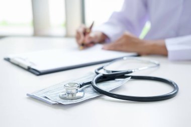 Onlara stetoskop ile dolar. Tıbbi insuranc için maliyetleri