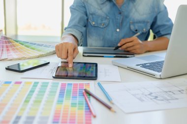 Grafik tasarım ve renk renk örnekleri ve bir masa üzerine kalem. Architectu