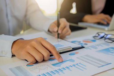 Ortaklar başlangıç tartışırken rahat kıyafetler içinde çalışıyoruz 