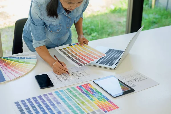 Conception graphique et des échantillons de couleur et des stylos sur un bureau. Architectu — Photo