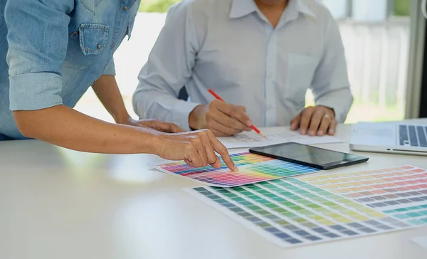 Design gráfico e amostras de cores e canetas em uma mesa. Arquitectu — Fotografia de Stock