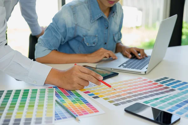 Design gráfico e amostras de cores e canetas em uma mesa. Arquitectu — Fotografia de Stock