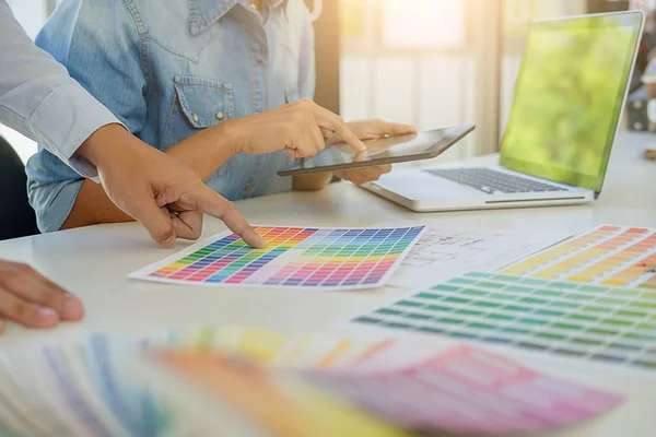 Design gráfico e amostras de cores e canetas em uma mesa. Arquitectu — Fotografia de Stock
