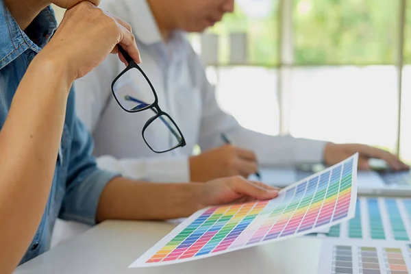 Grafisch ontwerp en kleur stalen en pennen op een bureau. Architectu — Stockfoto