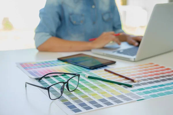 Grafisch ontwerp en kleur stalen en pennen op een bureau. Architectu — Stockfoto