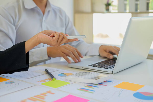 Стартап-партнеры работают в повседневной одежде обсуждая
 