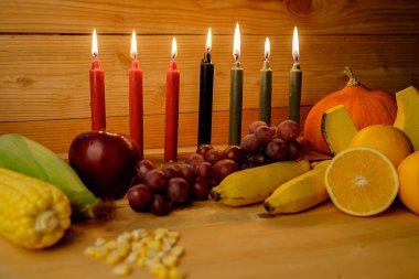 Kwanzaa tatil konseptiyle dekore yedi mum kırmızı, siyah bir