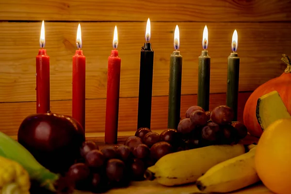 Kwanzaa conceito de férias com decorar sete velas vermelhas, preto a — Fotografia de Stock