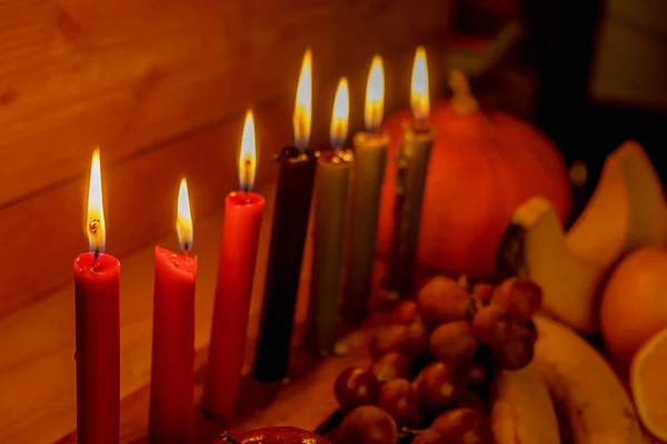 Kwanzaa concetto di vacanza con decorare sette candele rosso, nero a — Foto Stock