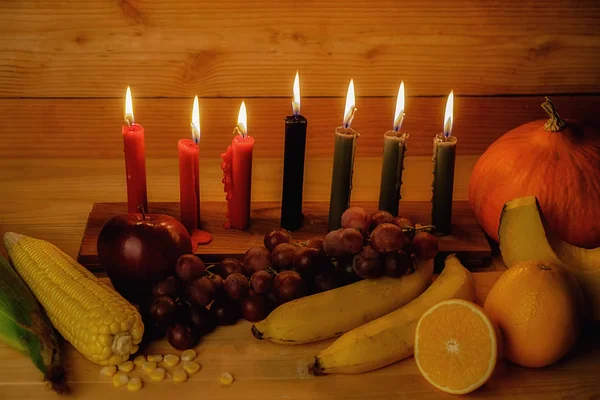 Kwanzaa conceito de férias com decorar sete velas vermelhas, preto a — Fotografia de Stock