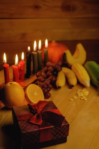 Kwanzaa conceito de férias com decorar sete velas vermelhas, preto a — Fotografia de Stock