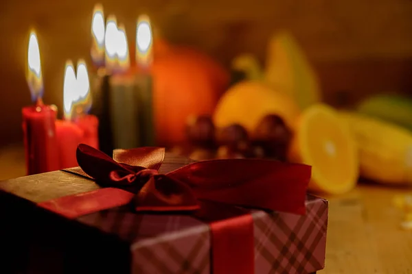 Concept van de vakantie van de Kwanzaa met versieren zeven kaarsen rood, zwart een — Stockfoto