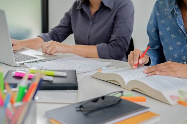 Eğitim kavramı. Öğrencilerin eğitim ve kampüs co beyin fırtınası