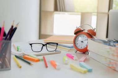 Eğitim kavramı. Belge kitaplığını öğrenme sırasında dağınık Danışma