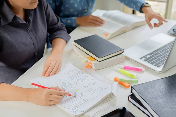 Koncepce vzdělávání. Studenti studují a brainstorming areálu co — Stock fotografie