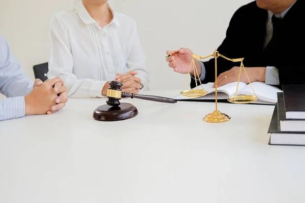 Werken met de overeenkomst in de rechtszaal thema, justitie en rechter — Stockfoto