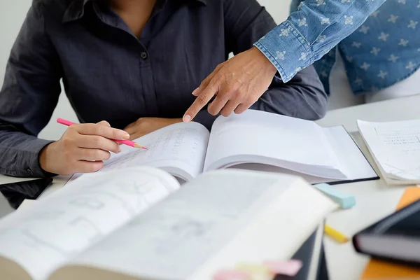 Koncepce vzdělávání. Studenti studují a brainstorming areálu co — Stock fotografie