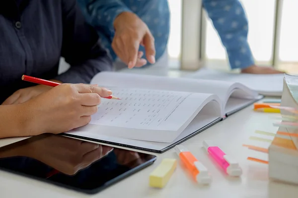 Onderwijs concept. Studenten studeren en brainstormen campus co — Stockfoto