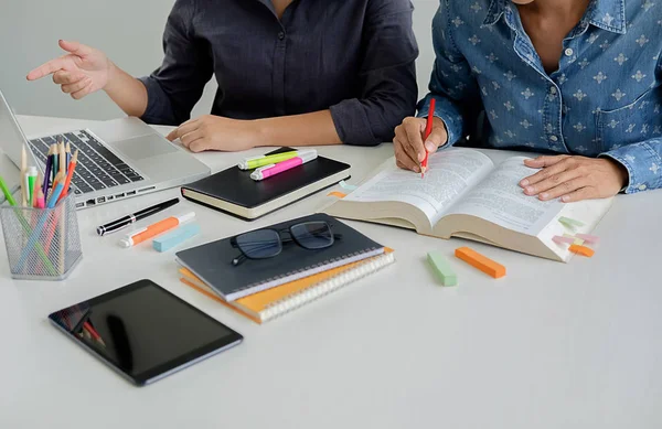 Koncepce vzdělávání. Studenti studují a brainstorming areálu co — Stock fotografie