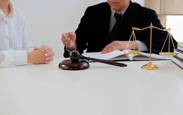 Döma ordförandeklubba med rättvisa advokater har gruppmöte på lag fir — Stockfoto