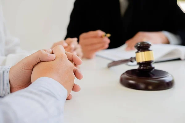 Juez trabajando con acuerdo en el tema de la sala de audiencias, Justicia y Derecho — Foto de Stock