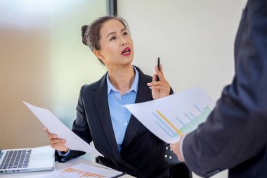  Kadın liderler belgeleri tartışırken sonuçları hakkında konuşma 