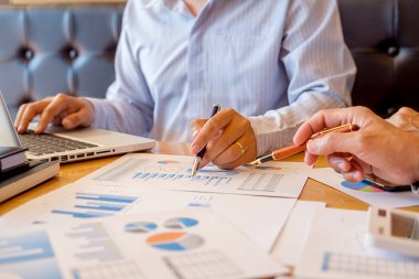  İşletme belgesi tartışma sırasında gösteren iş ele bir