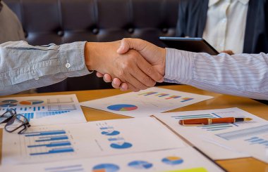  İşletme belgesi tartışma sırasında gösteren iş ele bir