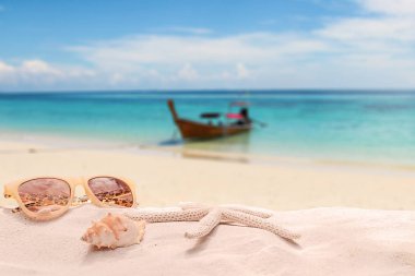 Yaz tatil kavramı kum plajındaki aksesuarları ile
