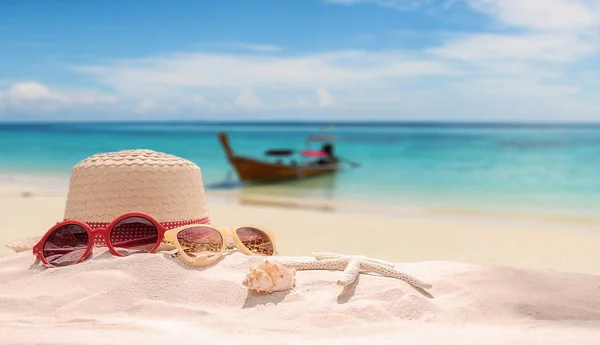 Sommar semester koncept med tillbehör på sandstrand — Stockfoto