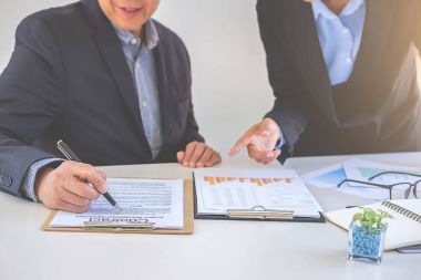  Kadın liderler belgeleri tartışırken sonuçları hakkında konuşma 