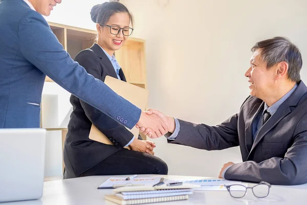 Jistý handshake podnikání a podnikatelů po diskuse — Stock fotografie