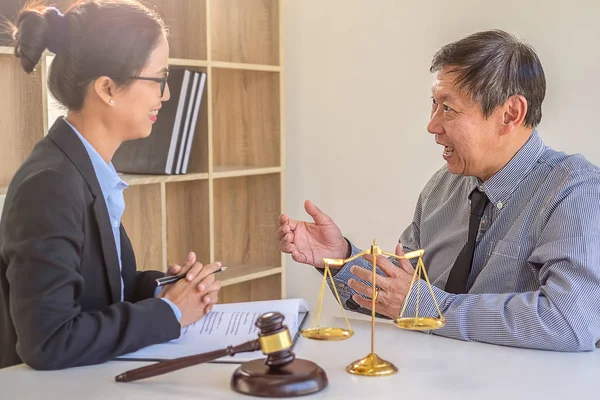 Juez martillo con abogados de Justicia teniendo reunión de equipo en el bufete de abogados — Foto de Stock