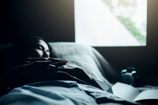 Bela ásia preguiçoso mulher dormir no o cama com manhã ligh — Fotografia de Stock